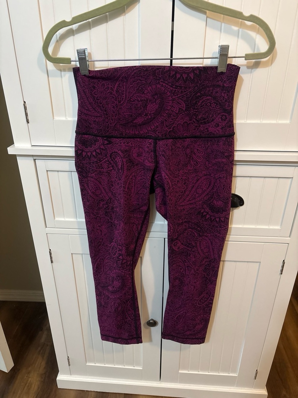 Lululemon High Rise Purple Paisley Capri Leggings Est Size Large Yoga Pilates